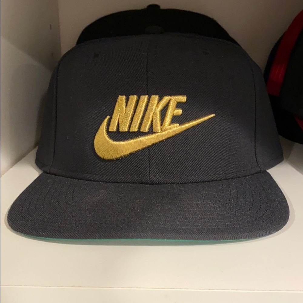 Nike black / gold hat